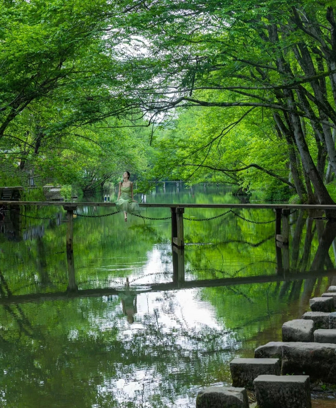 原本以为杭州已经够美了，直到我去了 徽州… 皖南古徽州里，居然藏着一个与世隔绝，现 实版的绿野仙踪 