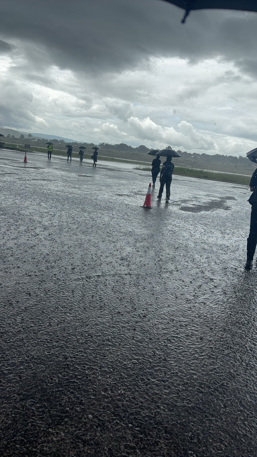 印象深刻的是机场，飞机降落时下着大雨，感觉飞机在水面上漂移；然后打开机舱门，旁边工作人员撑着伞迎接乘