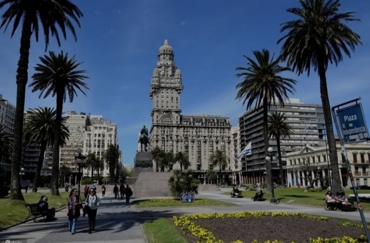 蒙得维的亚，乌拉圭首都，独立广场是她的市中心，同时也是她的老城，充满着西班牙的建筑风格，当地亚洲人的