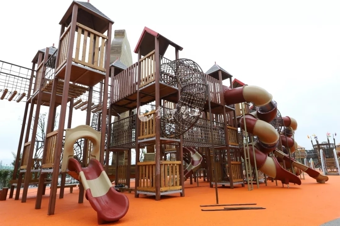 万宝湖儿童公园人文景观主要以儿童游乐设备为主，经过十年来的建设，现在拥有国内领先的大型娱乐项目十五项