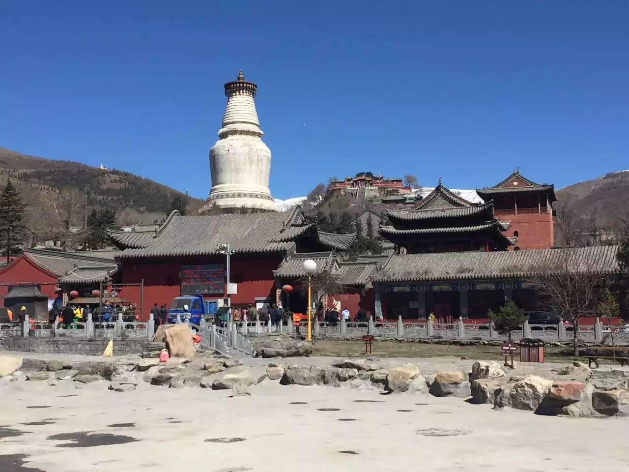 山西的五台山，中国四大佛教名山之一。建于东汉，明代万历年得以重建，大大小小寺庙140座，每一座都十分