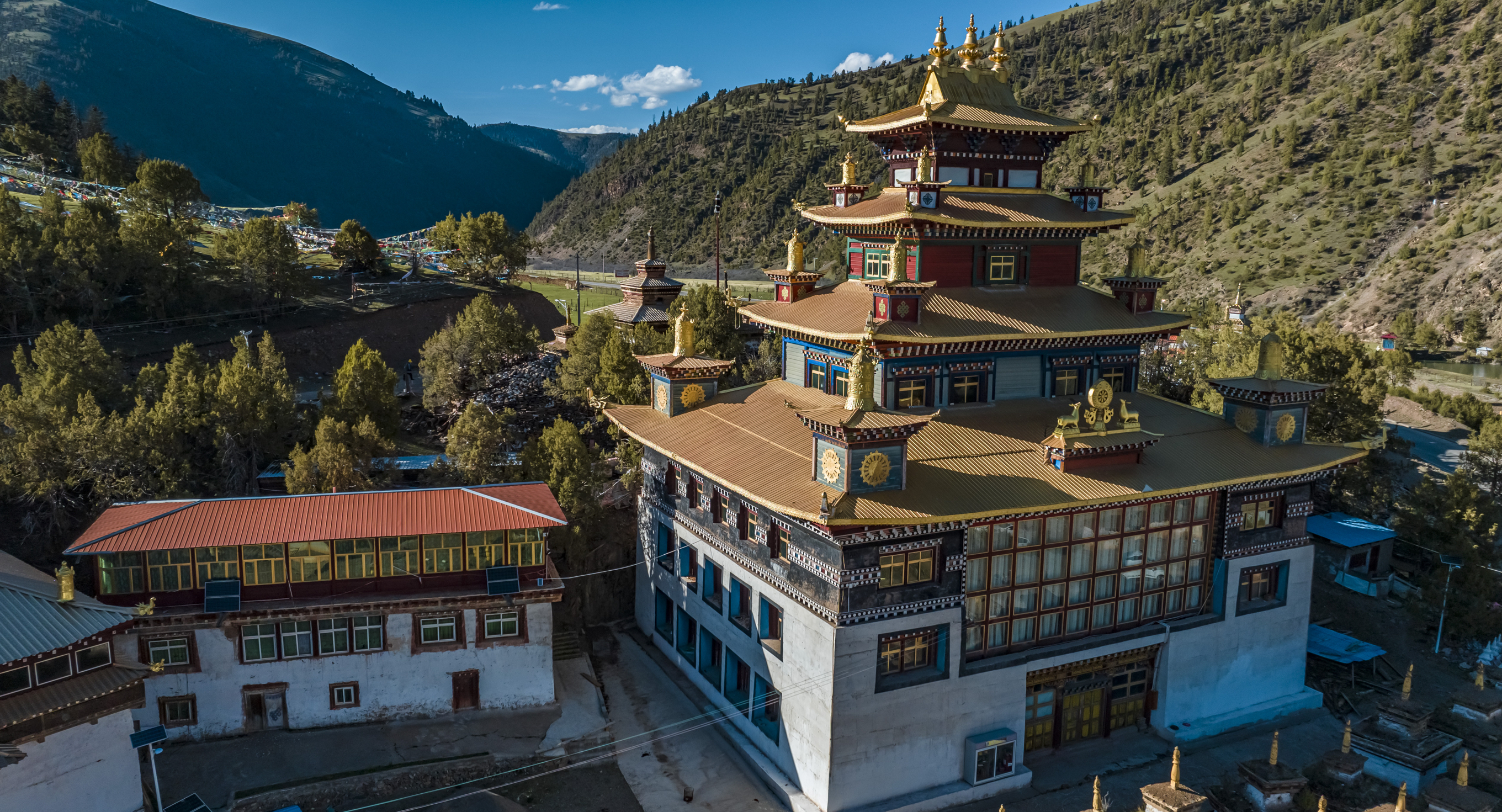 自驾昌都偶遇西藏最美塔林，八百年古建筑太美了