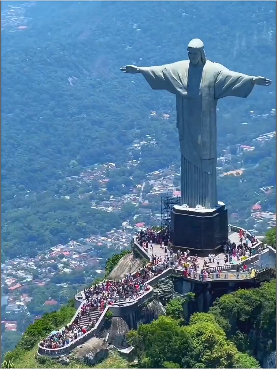 “曾有人说，上帝用六天创造了世界，第七天创造了里约热内卢”