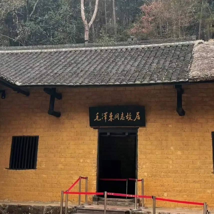 以下是一份润色后的湘潭旅游攻略：   湘潭，作为湖湘文化的重要发源地以及中国红色文化的摇篮，充满着独