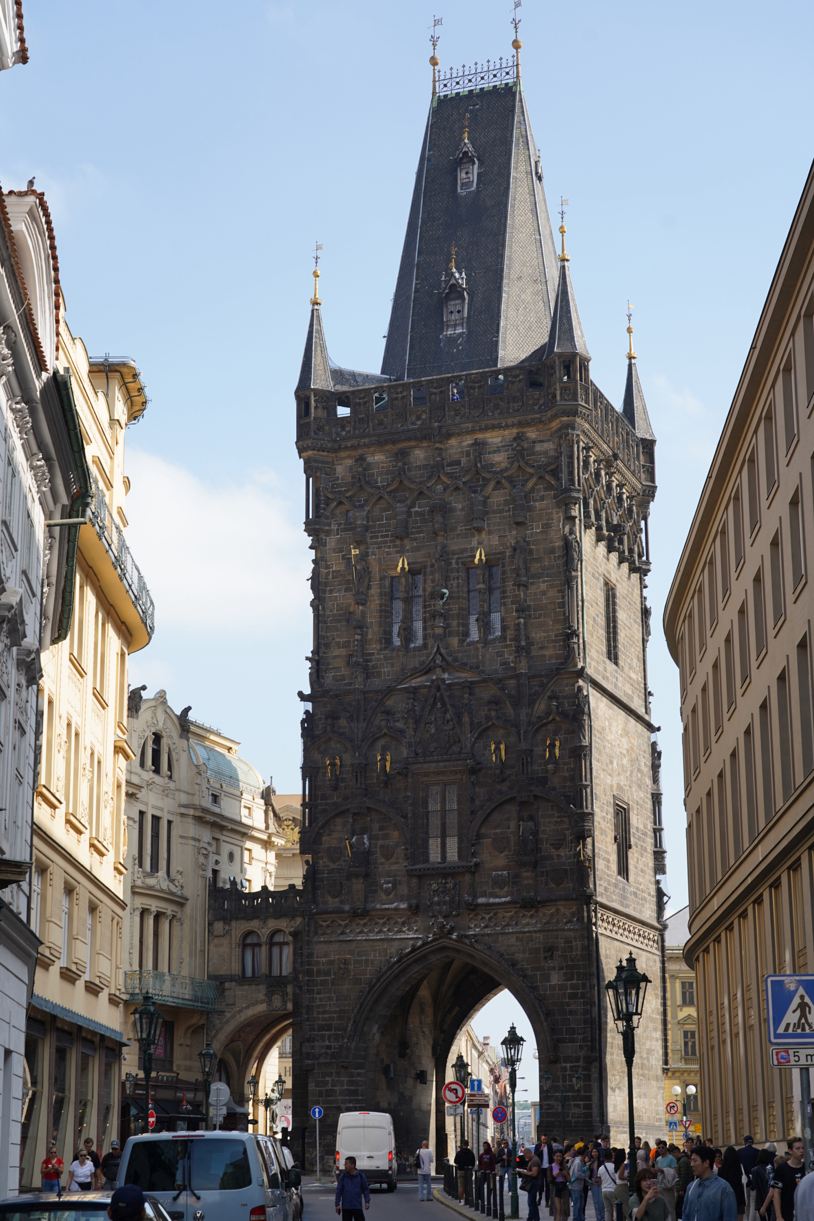 布拉格城堡内有三个庭院、几条古老街巷、画廊、花园，以及捷克较大的哥特式教堂，即圣维特大教堂。  城堡