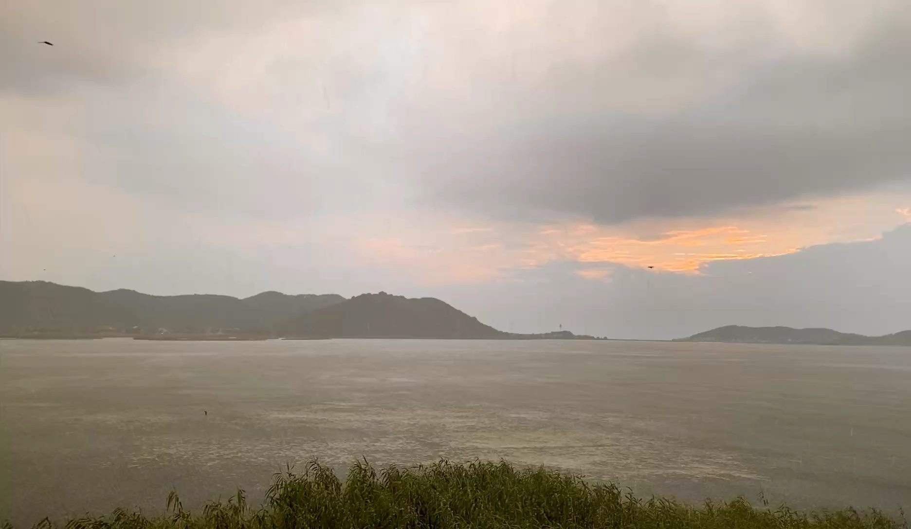 渡渚山暴雨中的日落西山太湖在苏州