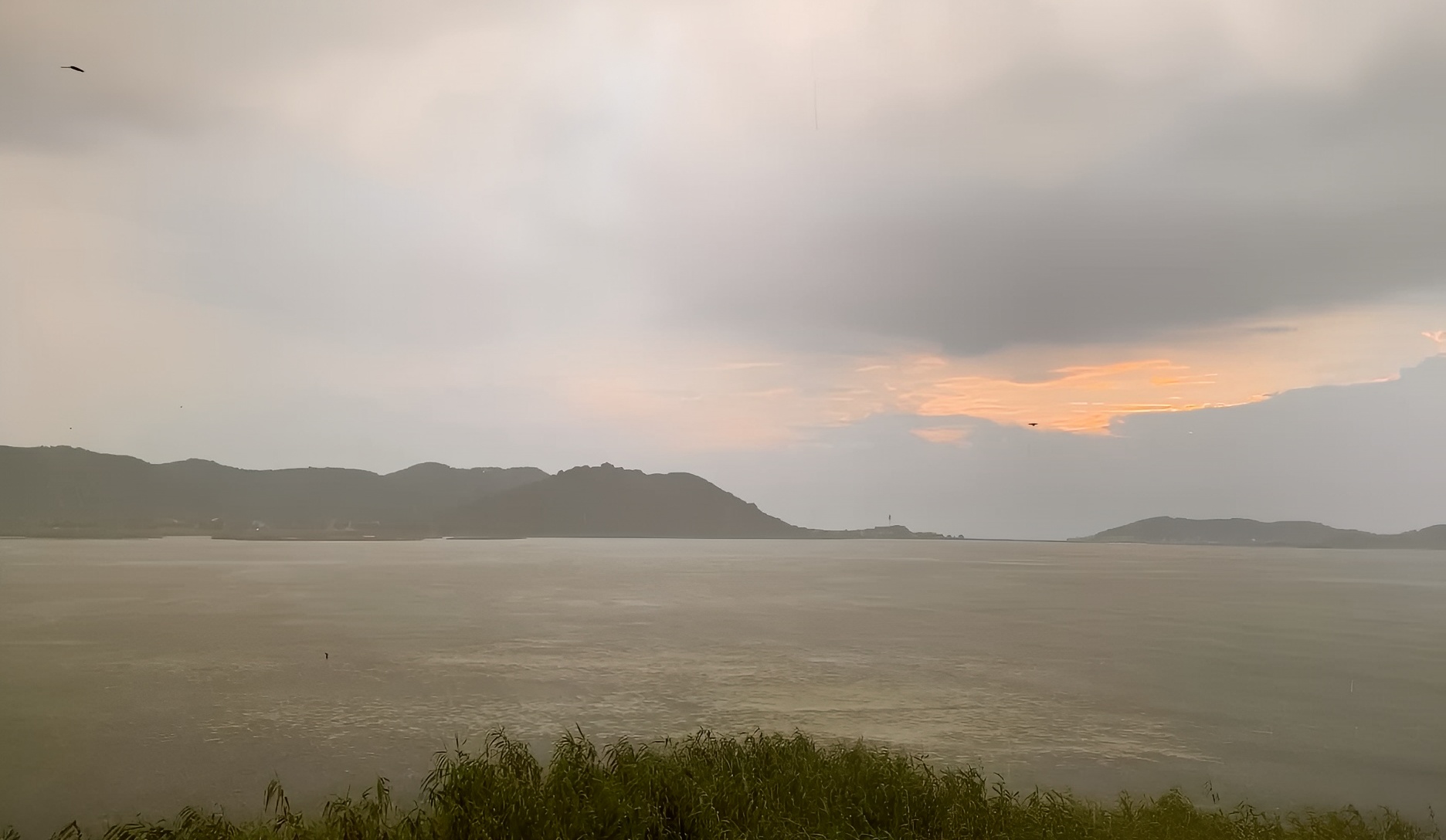 渡渚山暴雨中的日落西山太湖在苏州