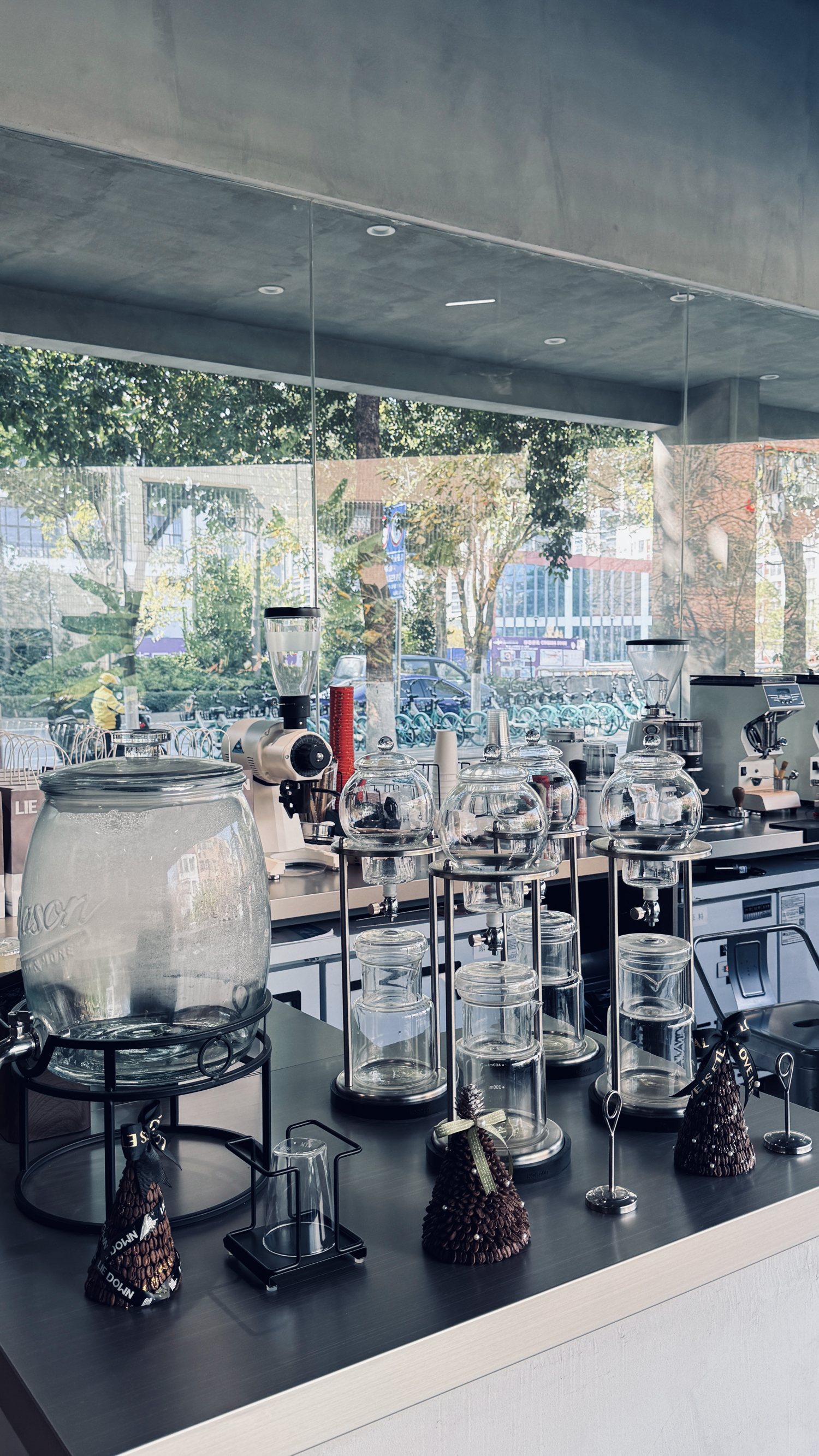 美式大玻璃橱窗咖啡店