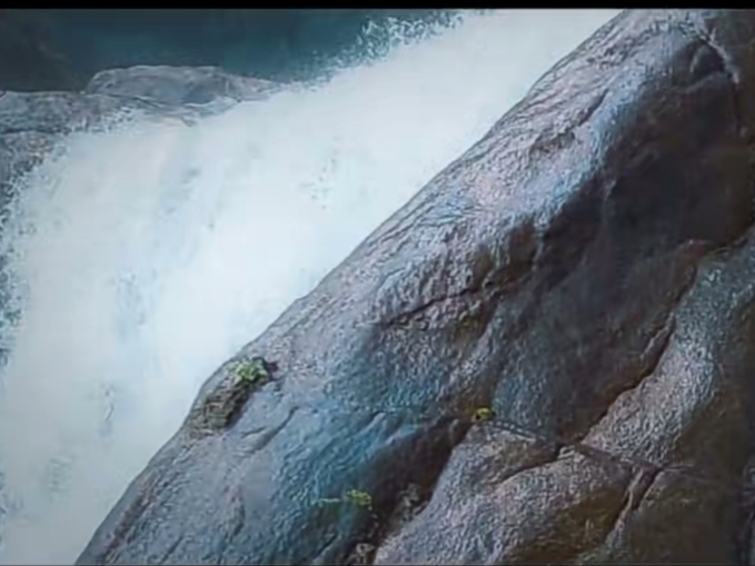 天台山瀑布堪比贵州黄果树瀑布，不过它晚上会休息，白天工作。因为山上是个水库，可以人工调节瀑布