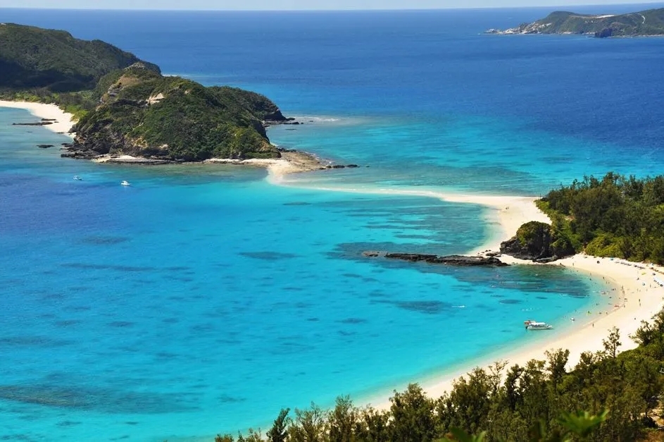 座间味岛 庆良间诸岛中仅次于渡嘉敷岛的第二大岛，岛屿四周被绮丽的海水环绕，美得惊心动魄，被誉为是“被