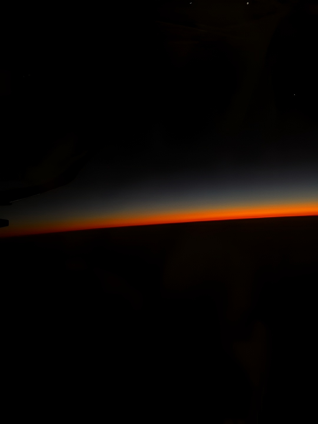 黎明前的飞机上航拍是如此的静美