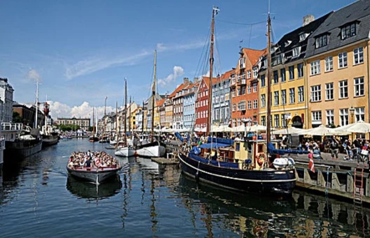 夏季的哥本哈根是十分迷人的，大街小巷里游人如织，这个北欧小国连续几年成为世界廉政国家的第一名，当然作