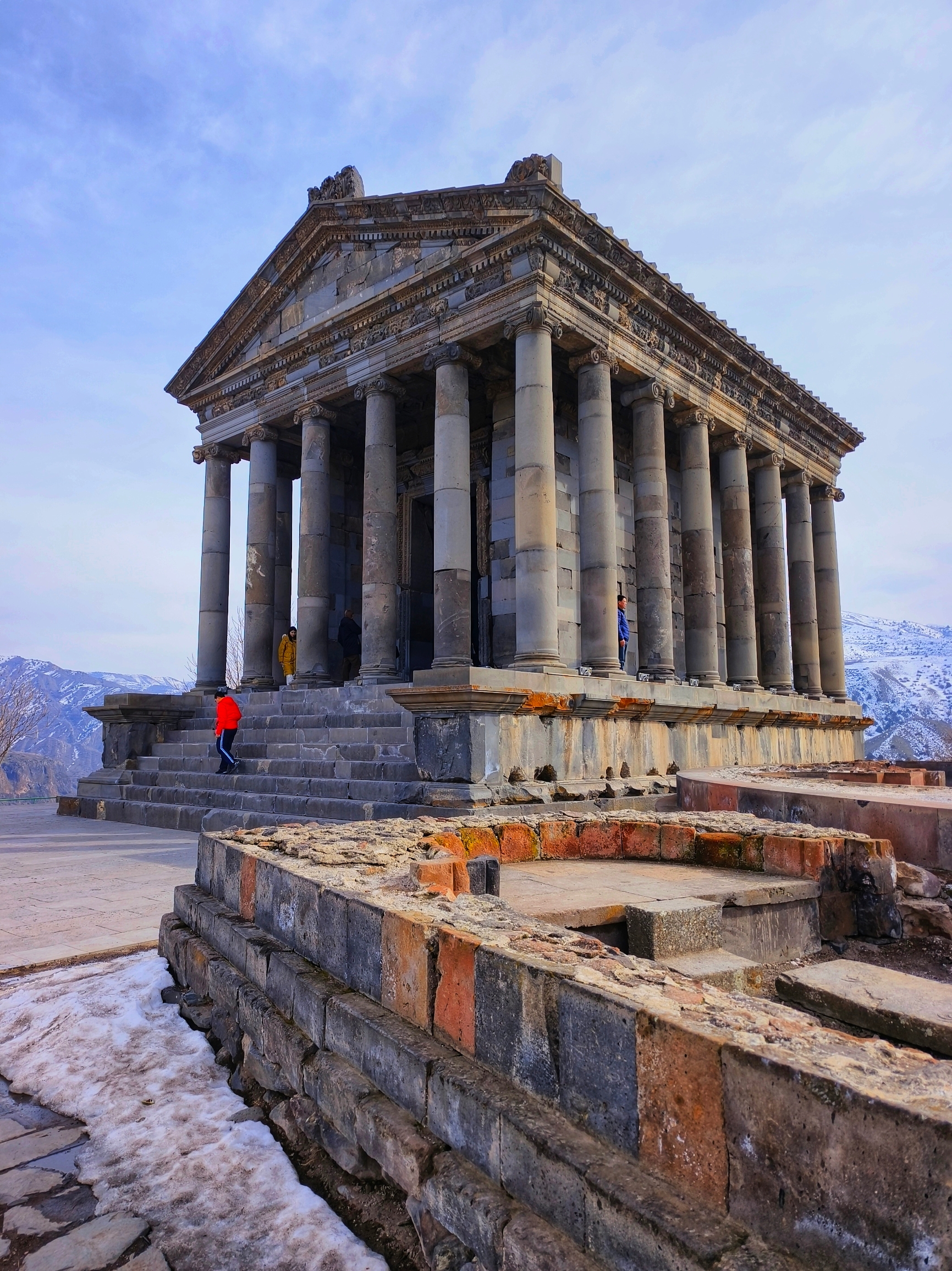 加尼神庙，从外观和建筑风格看，​典型的希腊神庙了，适合燃烧圣斗士中二魂~ 西元前二世纪时，亚美尼亚这