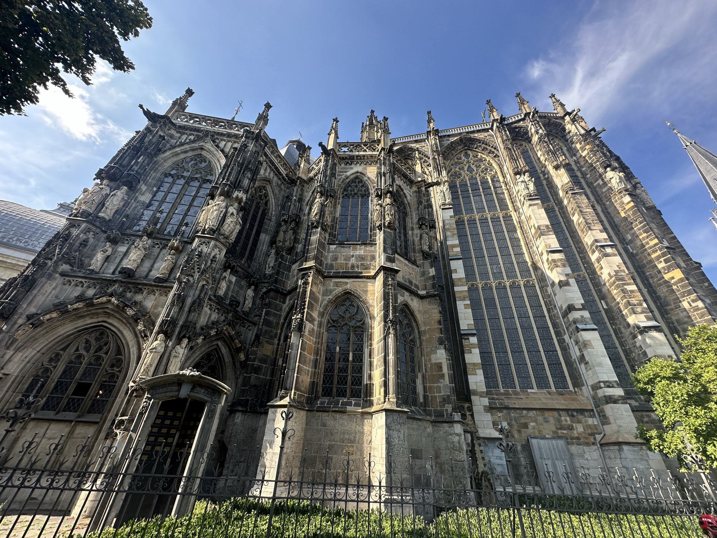 #那些最美的教堂 #那些最美的建筑 #最有穿越感的古镇  #世界文化遗产-亚琛大教堂 比巴黎圣母院更