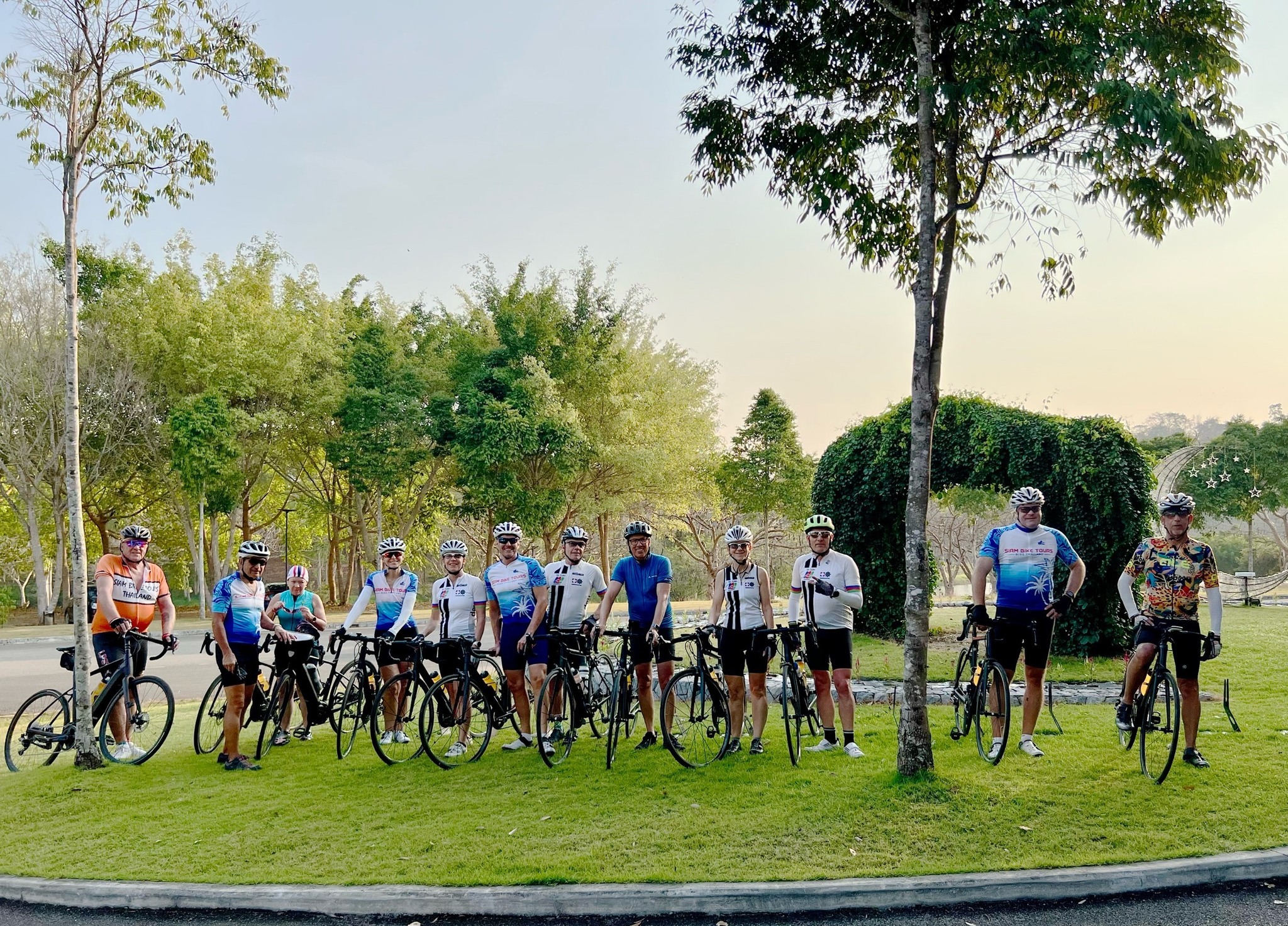 自行车队入住泰国高尔夫度假酒店