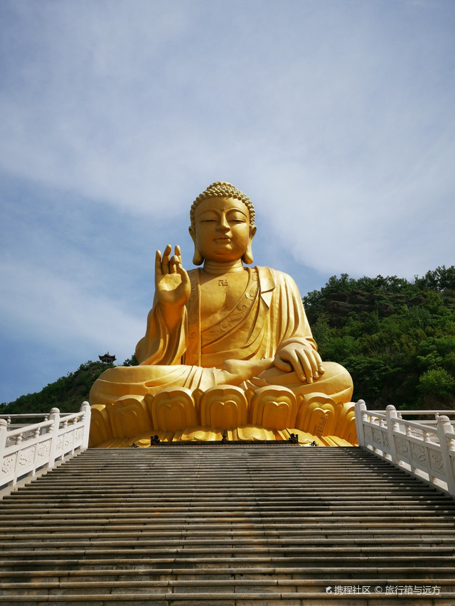 灌云大伊山的人还是比较少的,去庙里是不要钱的大佛很高,但是如果你要