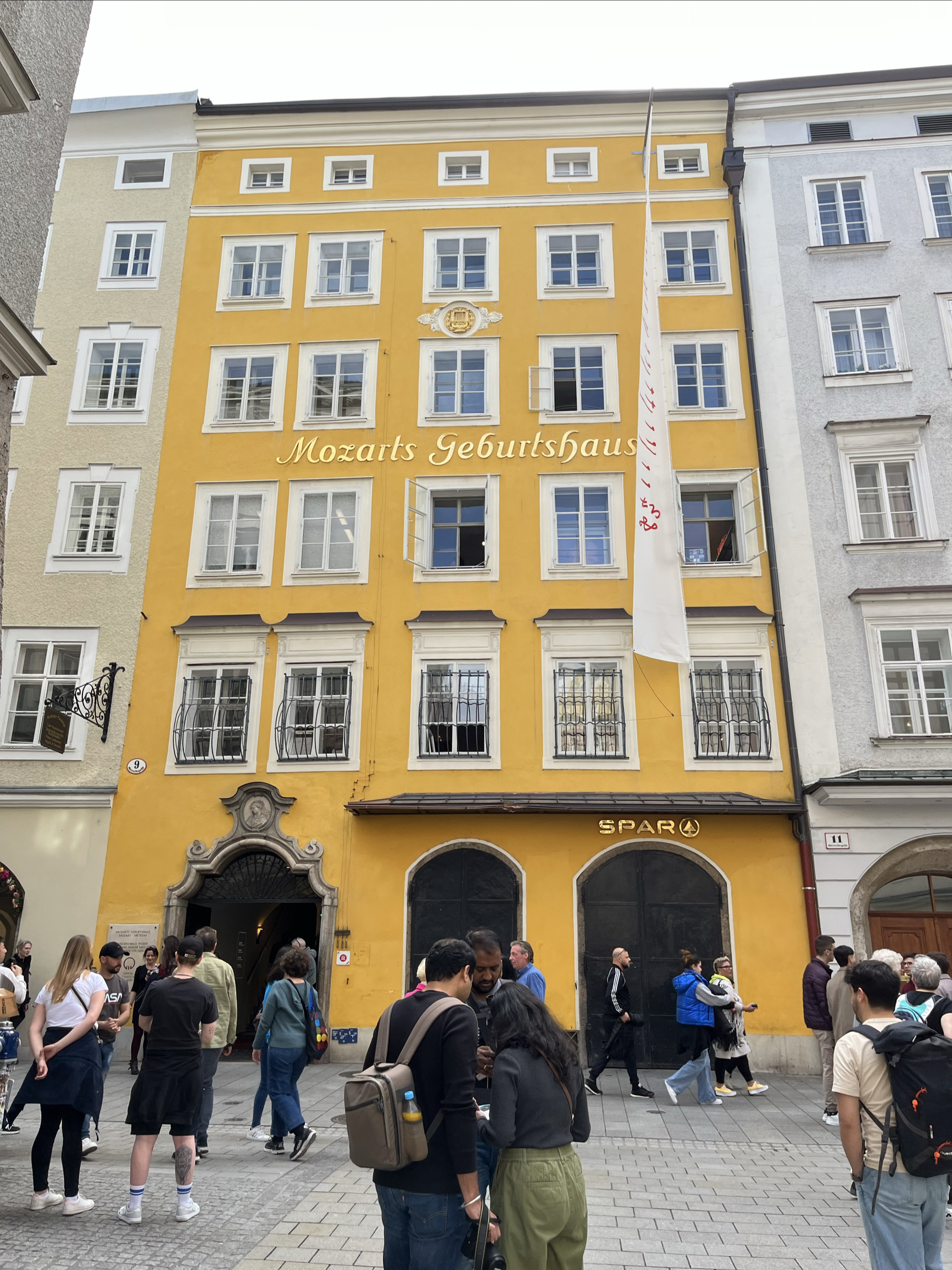 去萨尔茨堡是一定要参观莫扎特故居的。 伟大的奥地利音乐家就出生在这栋黄色的房子里。 房子内的各个空间