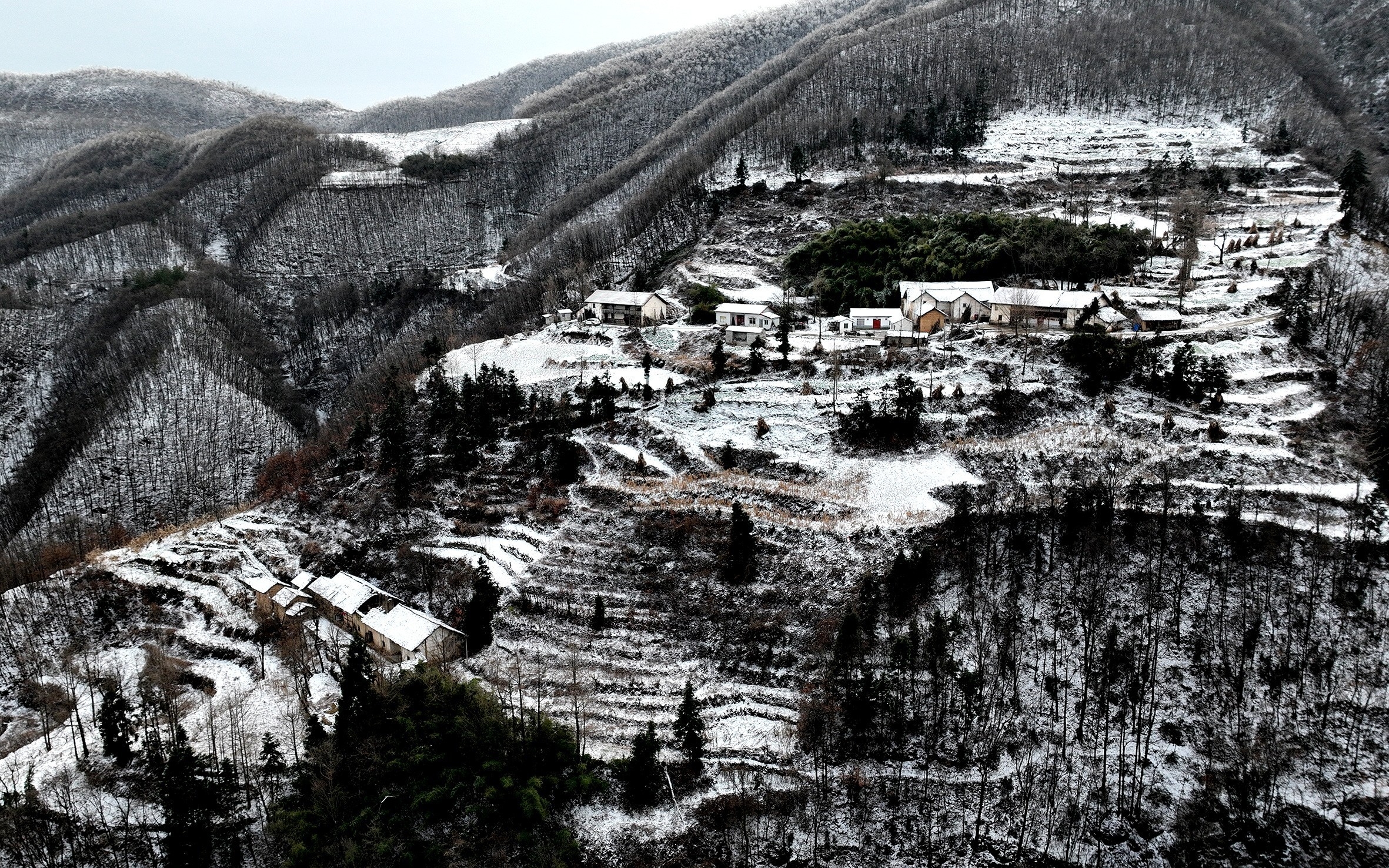 雪后山景