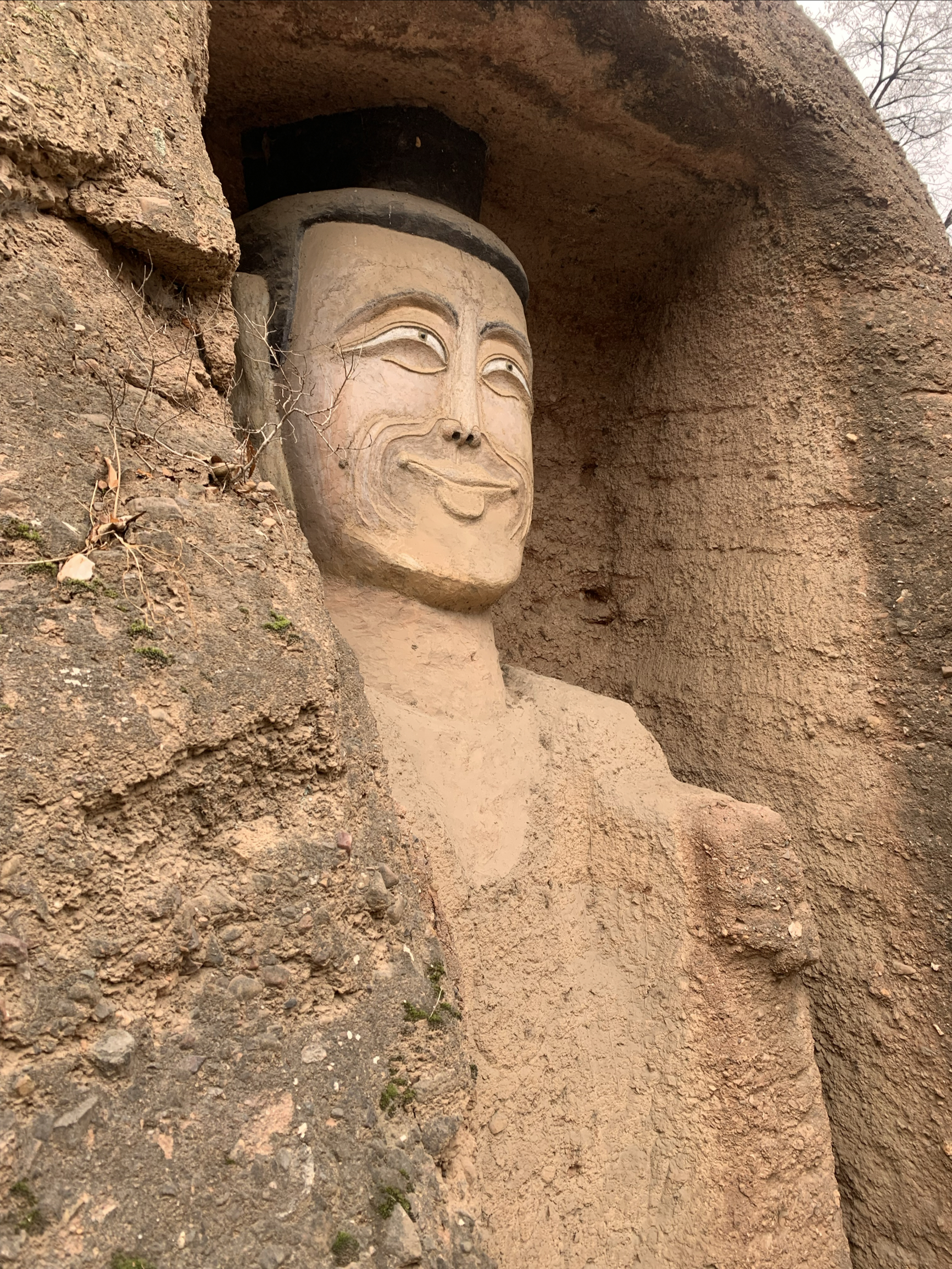 法镜寺石窟，一处古老历史石窟，由于人为原因被破坏而后修复，但是修复的后的佛像却耐人寻味！