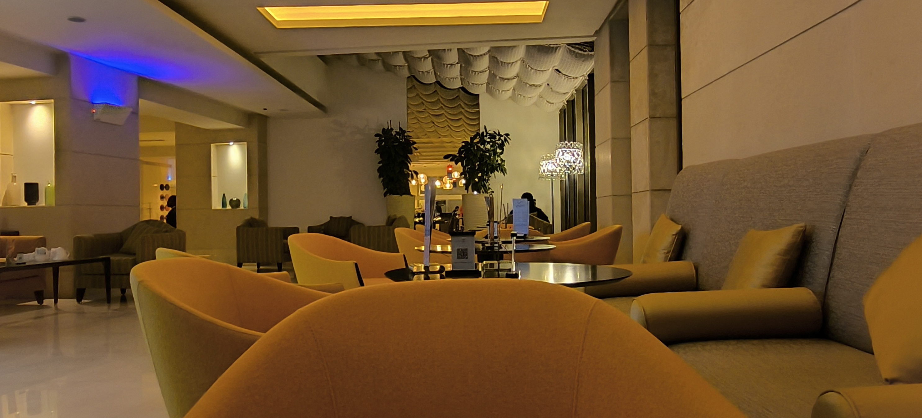 科威特国家safir酒店，沿着海岸线一字排开。海景房源充足，浓郁的中东风味的建筑群，是旅游度假的理想