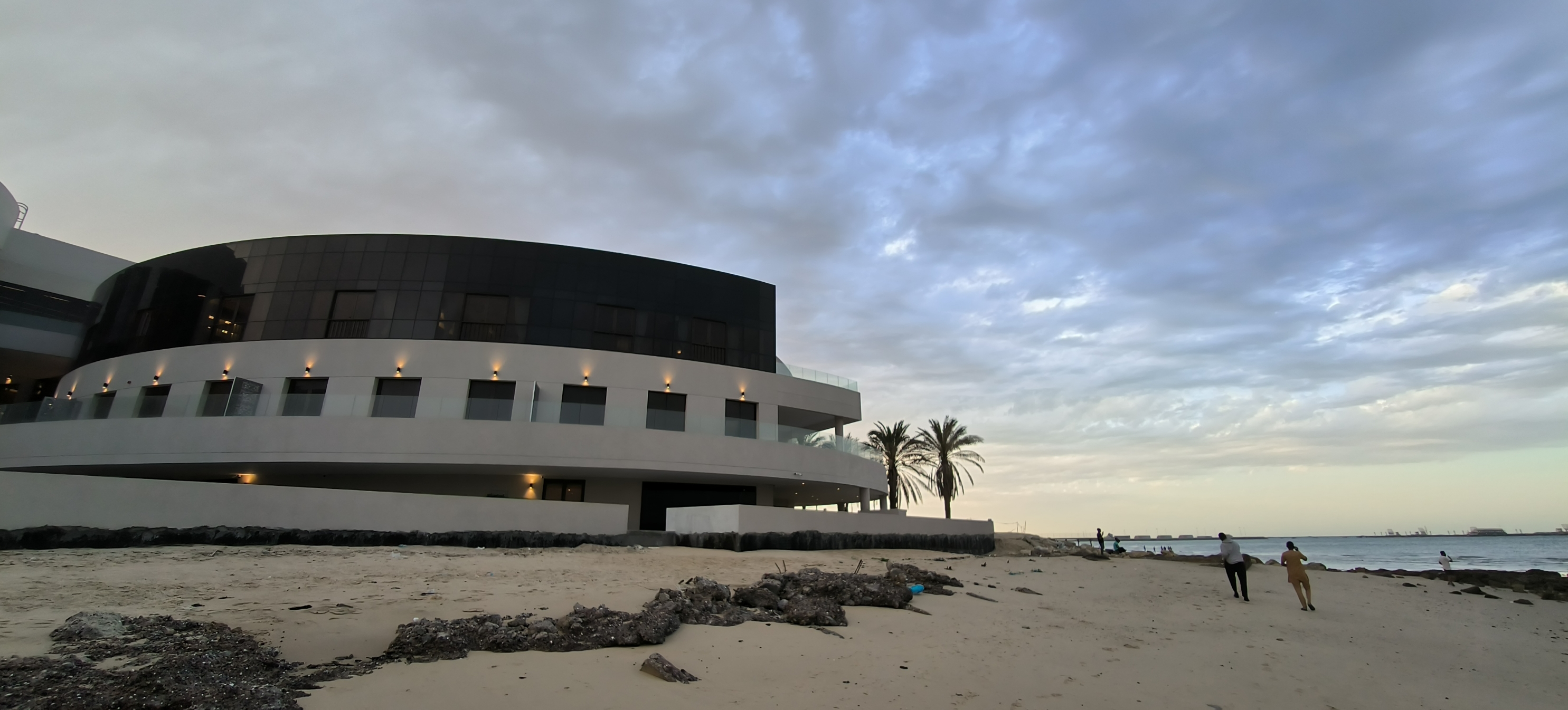 科威特，海湾国家。中东土豪国家。海岸线上优美的风景，酒店里人头攒动，假期里更是在海边度假。