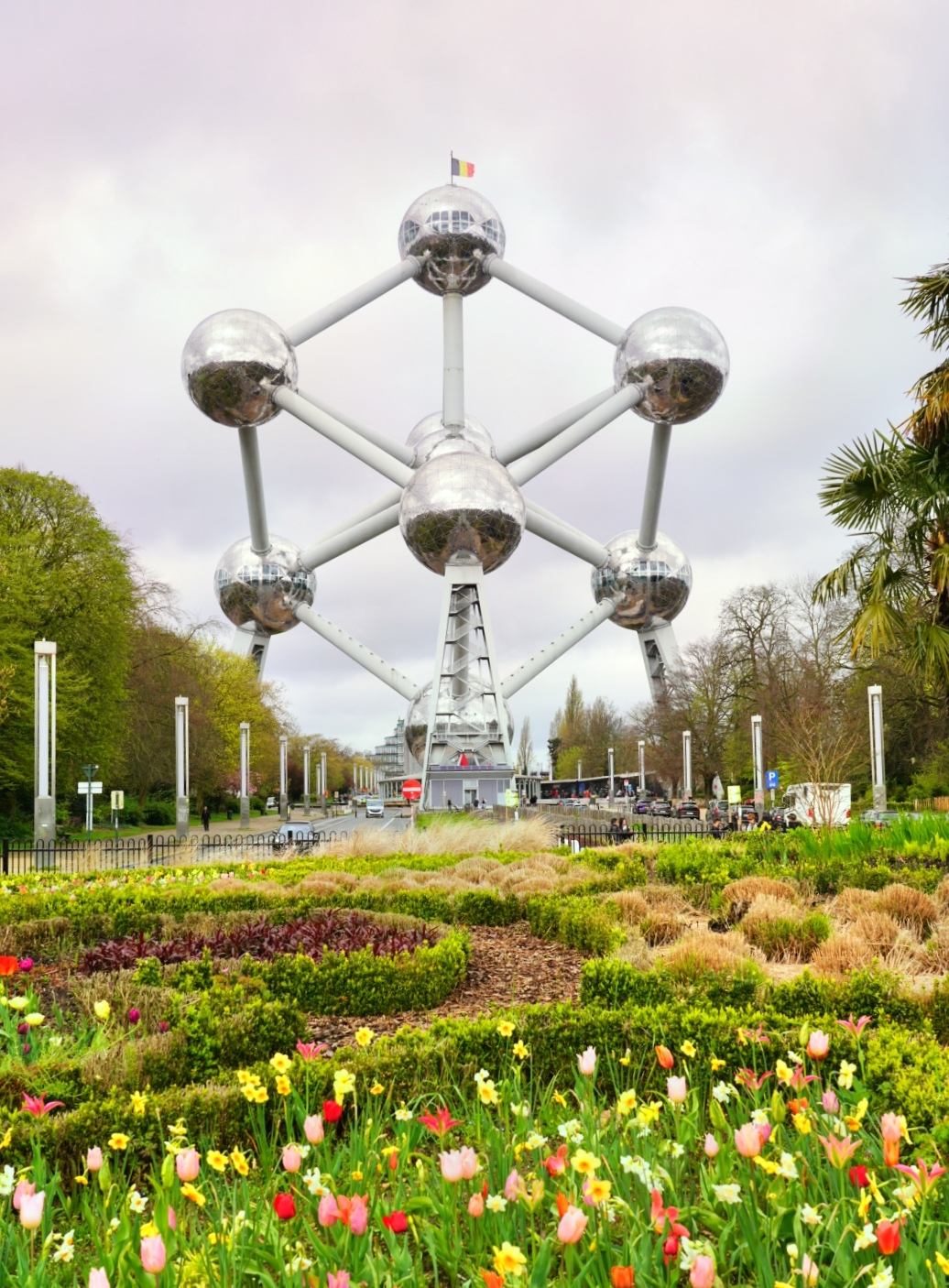 比利时首都布鲁塞尔地标性建筑原子塔，是50年代用不锈钢球和钢管搭建，在当时堪称奇迹。布鲁塞尔大广场是