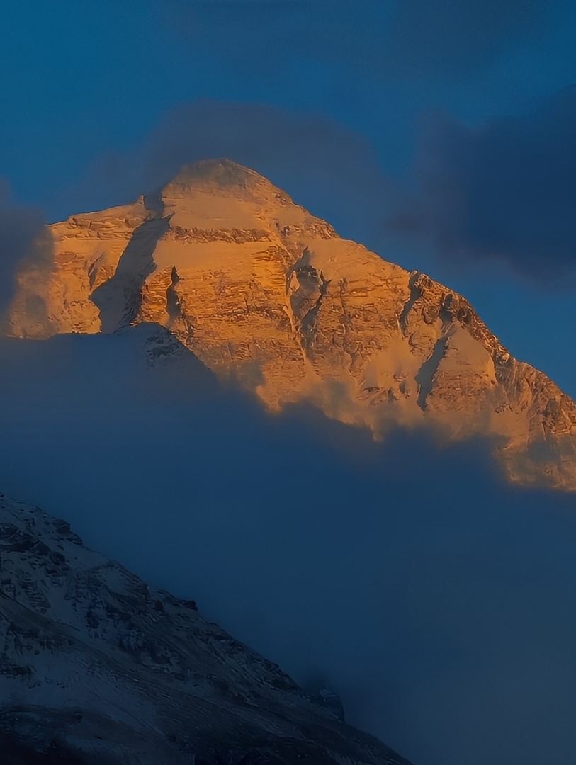 珠穆朗玛峰登山队营地生活