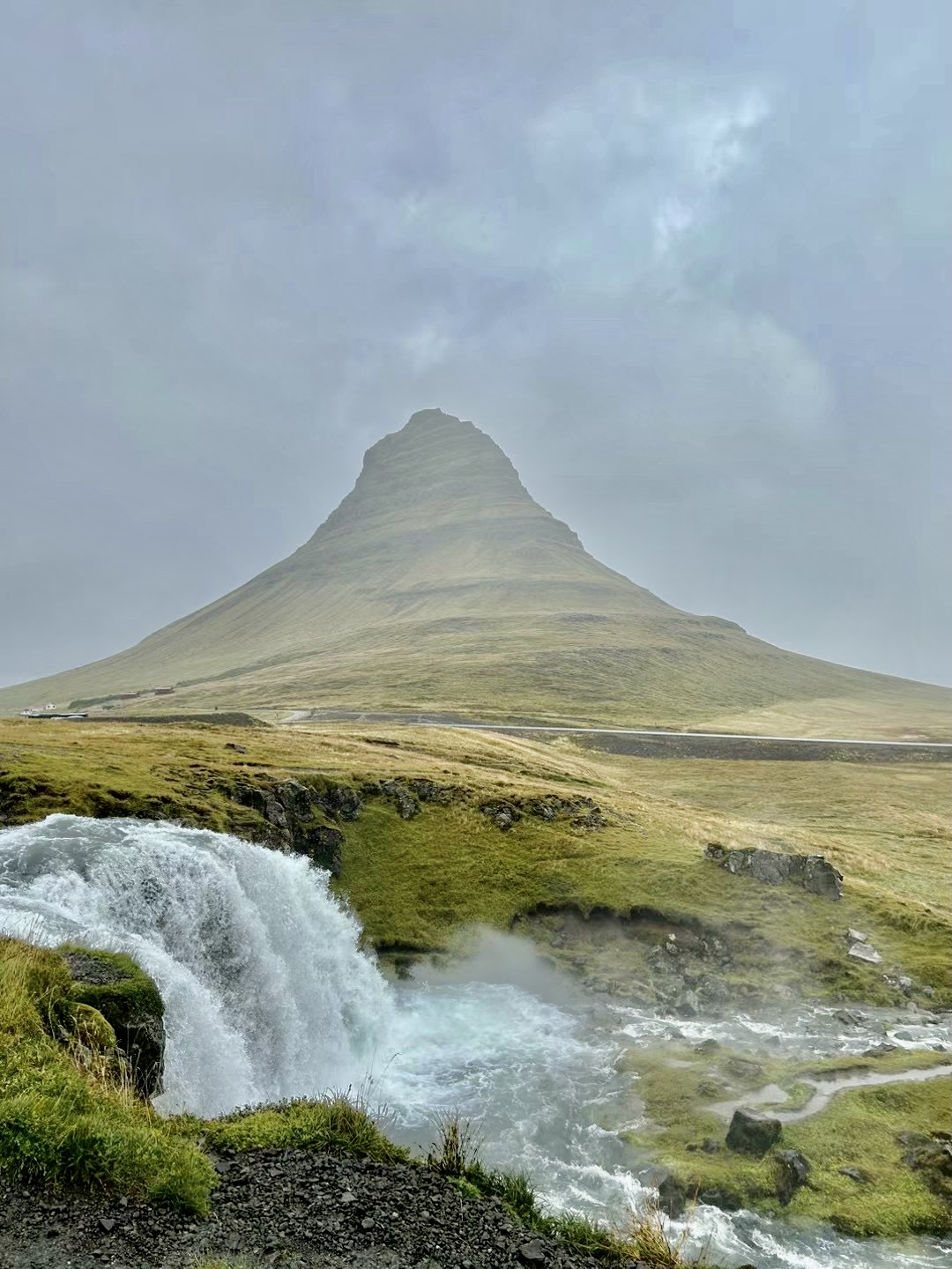 教会山(Kirkjufell)是冰岛西部斯奈山半岛著名地标，配有小巧精致的教会山瀑布. 我们昨天一路