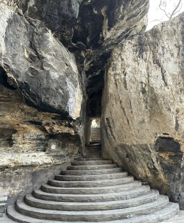 贵阳小众景点|悬崖上的寺庙 藏在悬崖边上的"古佛洞寺",又名贾家洞