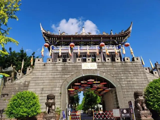 遂宁龙凤古镇全天免费开放，是遂宁市船山区以南的4A级景区，也是观音文化的发源地：   1. 龙凤古镇