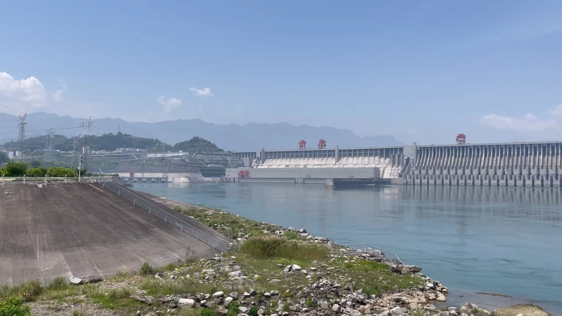 在截流园看三峡大坝