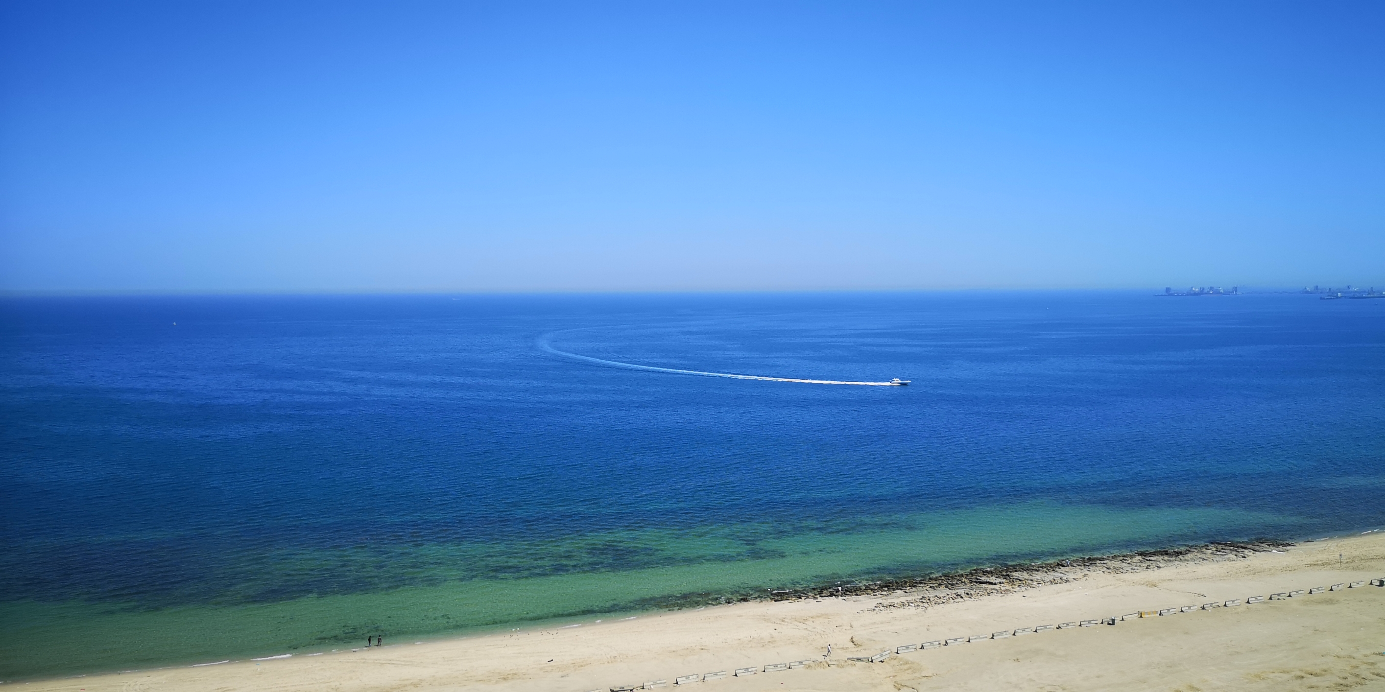 科威特曼卡夫海滩，优质海滩，沙滩海浪，希尔顿酒店里各色外国人在此度假，游艇俱乐部也在不远处。