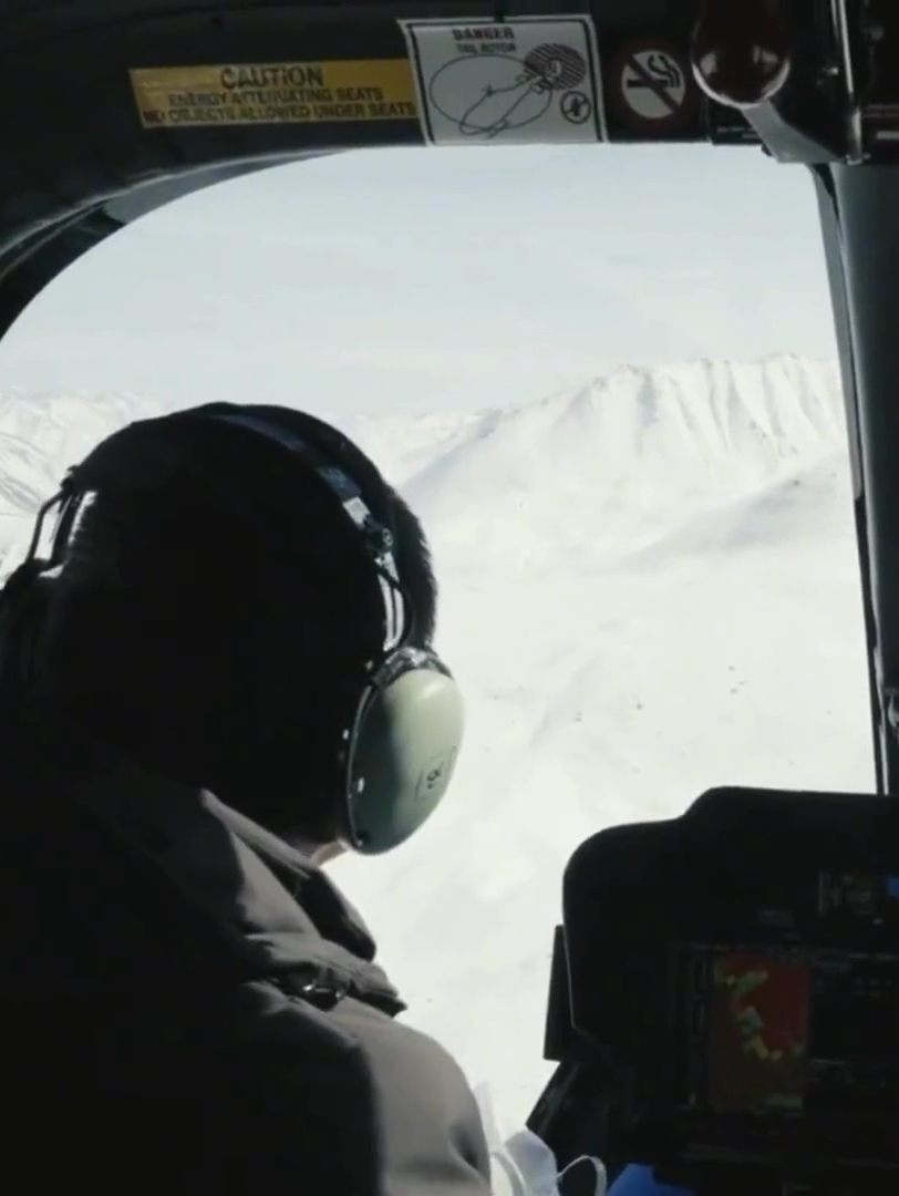 那拉提国际滑雪场内设置有直升机乘坐观景娱乐项目，游客可以通过该项目体验直升机滑雪 。那拉提国际滑雪场