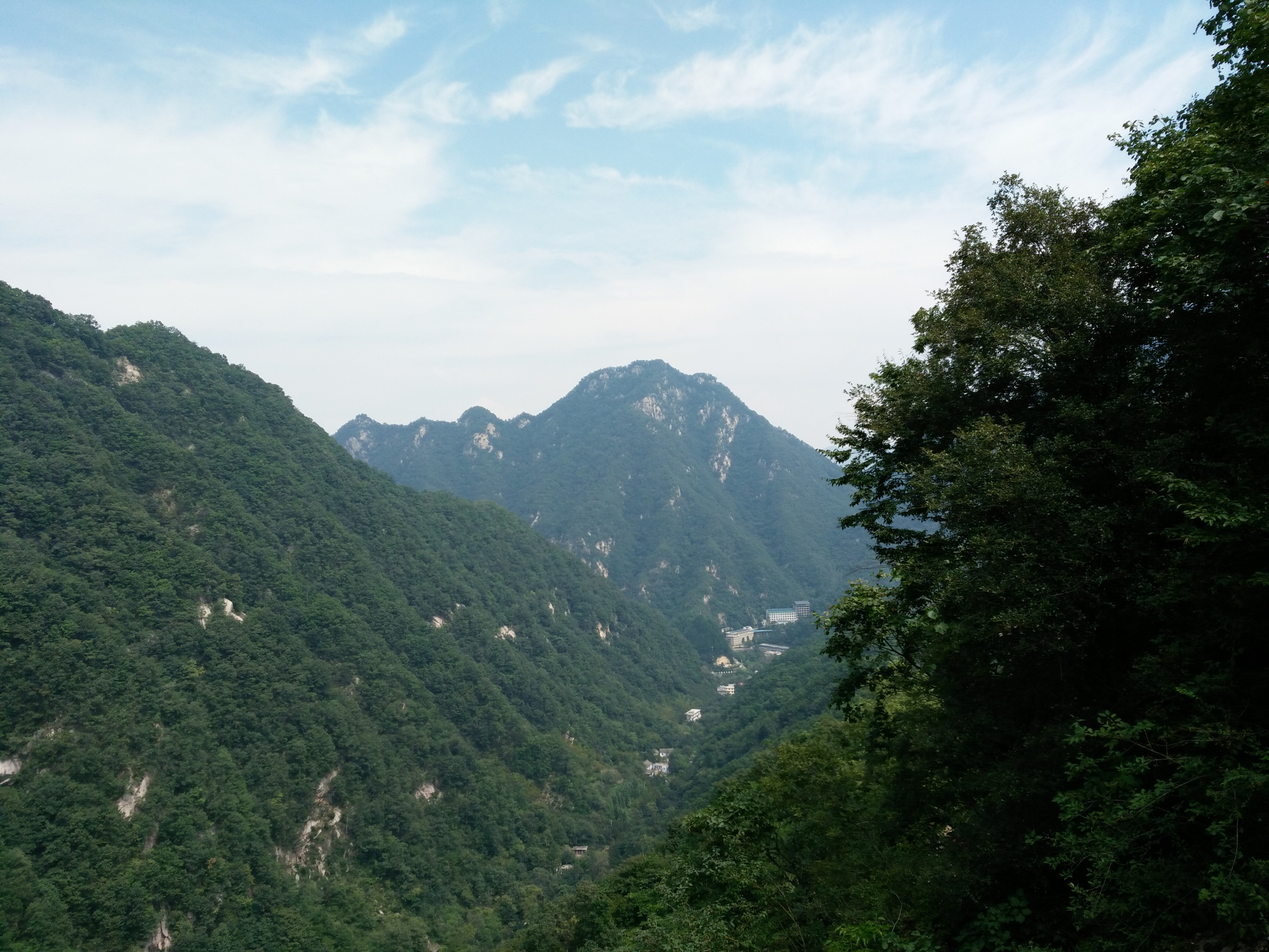 龙峪湾国家森林公园位于河南省洛阳市西南165公里处的栾川境内，已开发12个景区218景点，河南省十佳