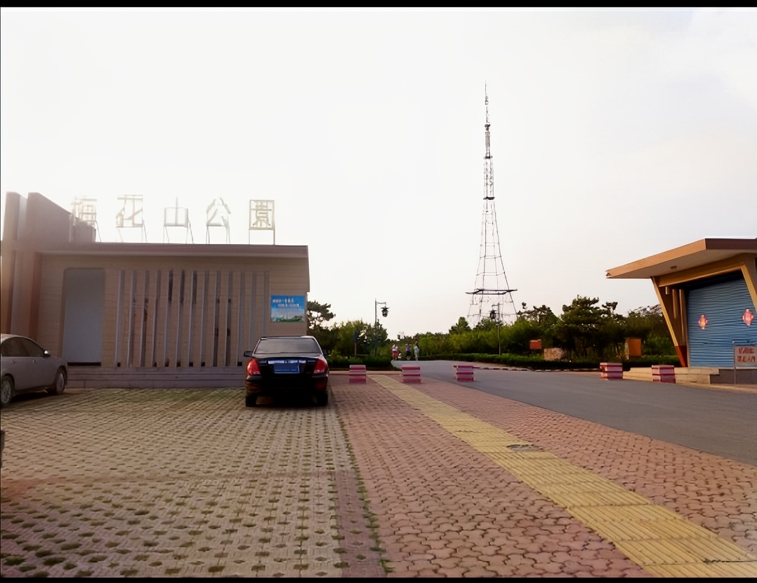 莱西市梅花山公园位于莱西市烟台路和辽宁路交叉口，风景秀丽，远离喧嚣，是散步，约会的好去处