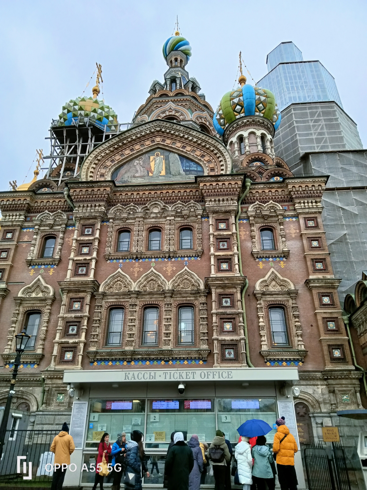 位于圣彼得堡市，很漂亮的一个教堂，用各种颜色马赛克装饰，现在里面是博物馆。