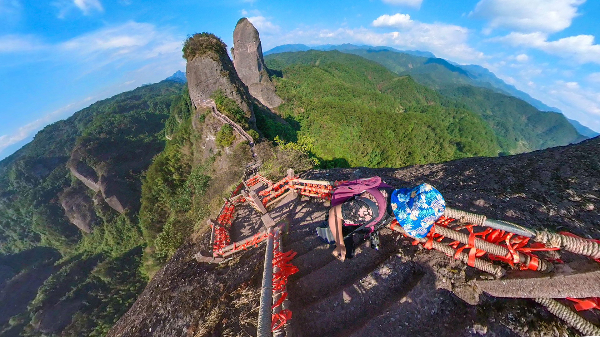 湖南与广西交界的丹霞地貌奇山，崀山