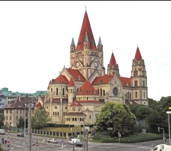 佩奇位于匈牙利的南方，城市建在平缓山上，市中心的圣伊特万广场上的佩奇大教堂是这里的主要景点，这座有着
