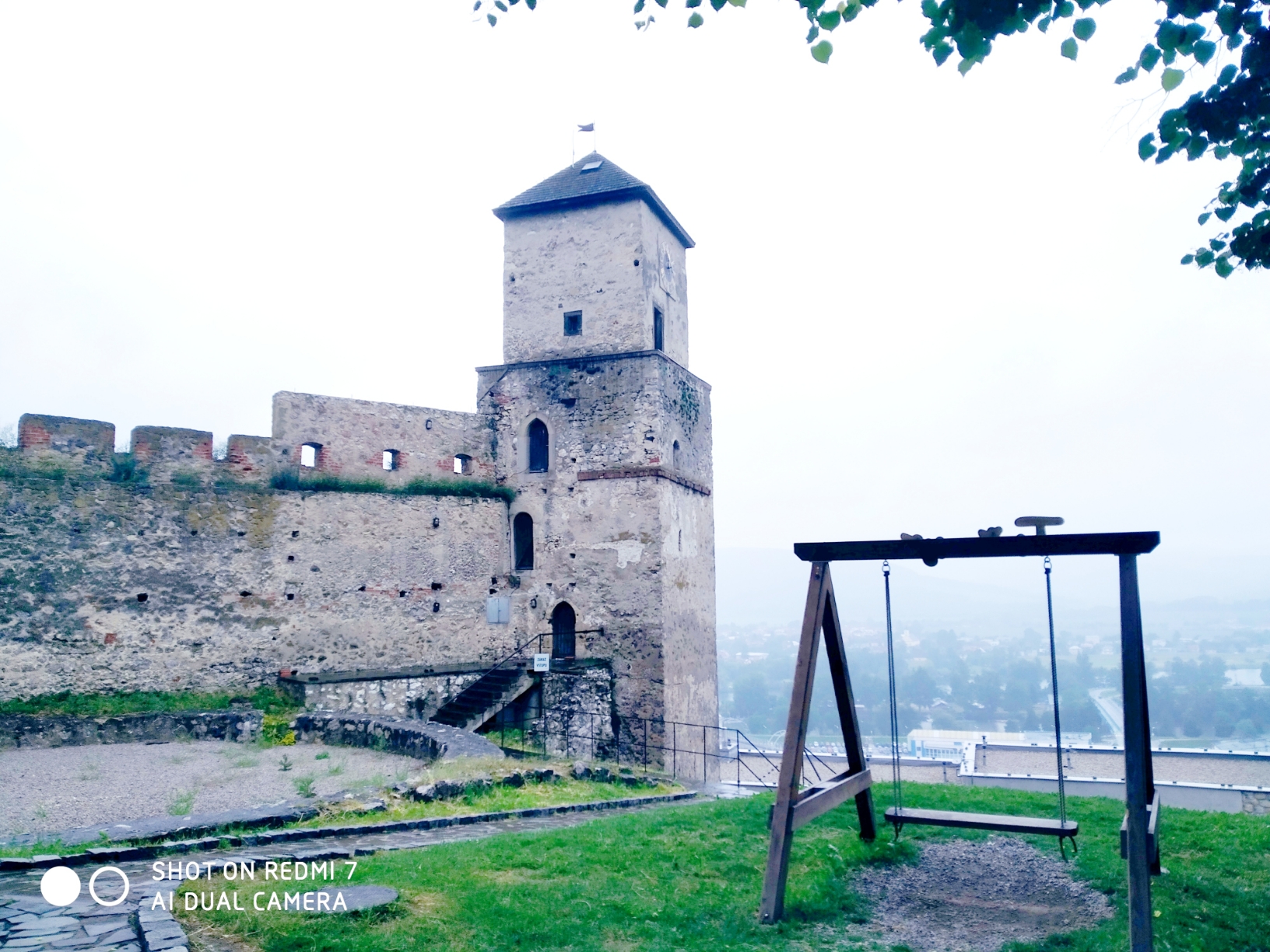 斯洛伐克是欧洲城堡最多的国家，特伦钦城堡距离布拉迪斯拉发120公里，乘火车1小时20分钟，3.6欧元