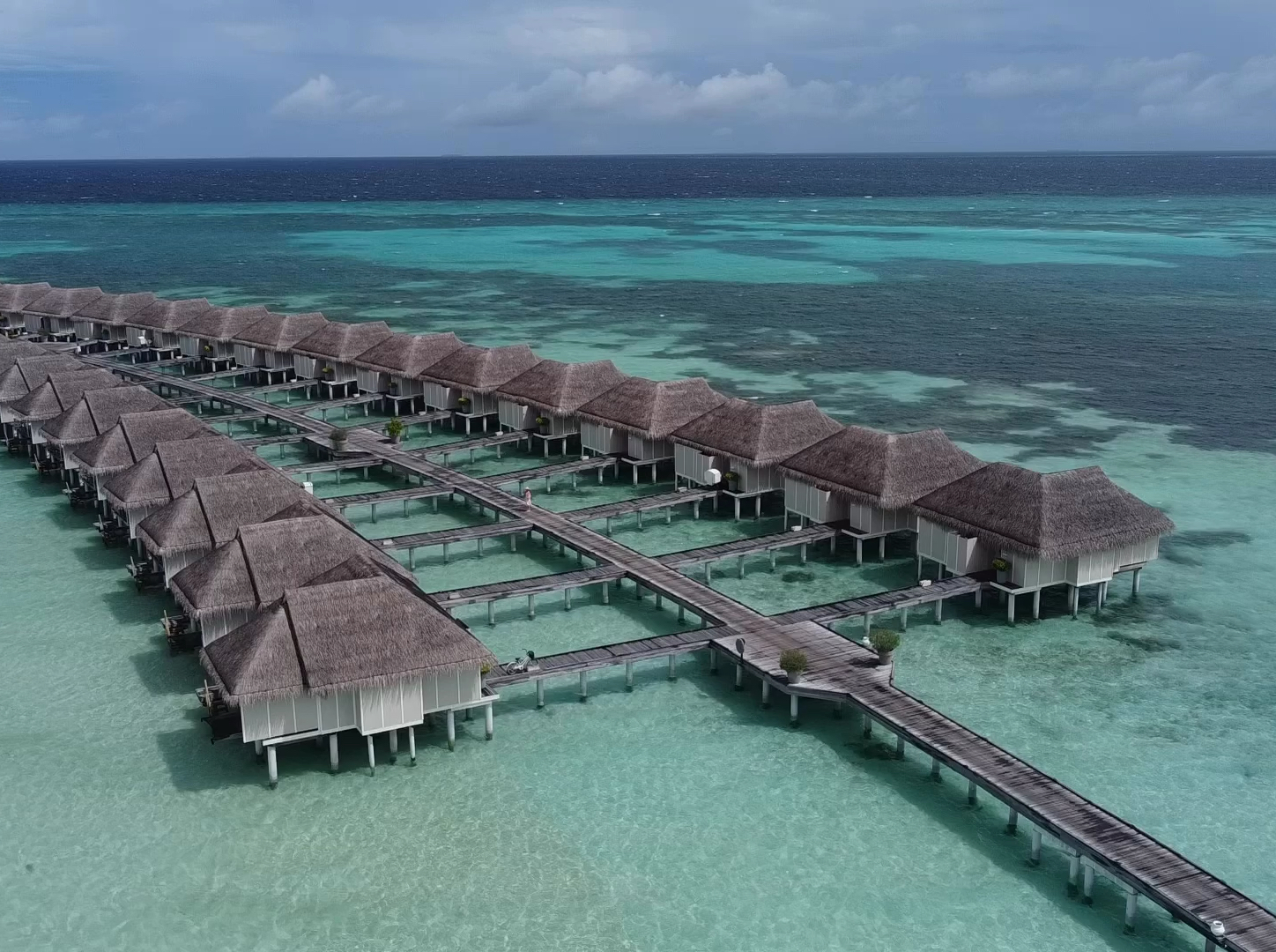 马尔代夫拥有丰富的海洋资源，各种热带鱼类及海龟、玳瑁和珊瑚、贝壳之类的海产品。
