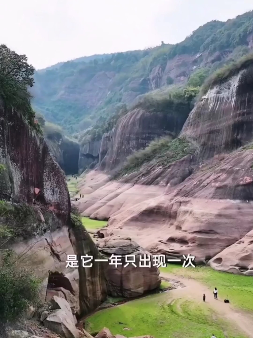原始独特的丹霞地貌大峡谷
