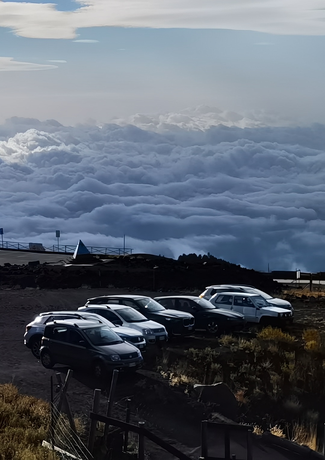 意大利西西里岛，埃特纳火山，经常喷的火山，最近喷发是在2023年8月13曰。我们早上出发，自驾到云端