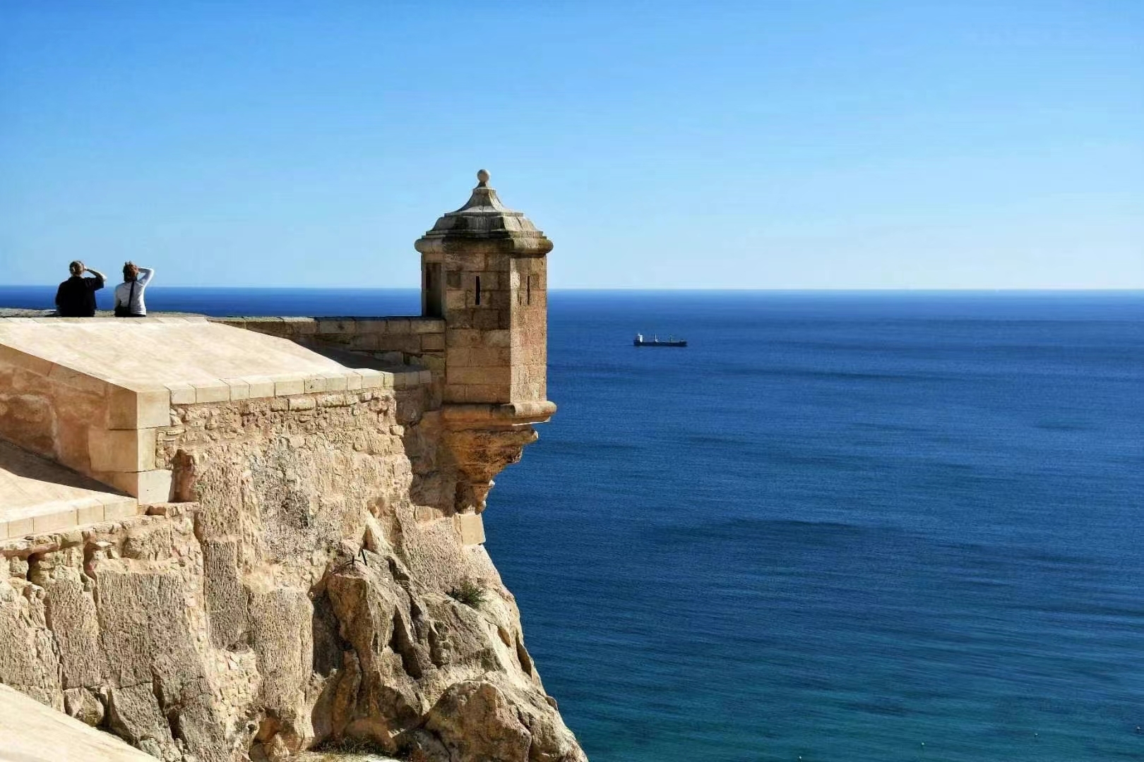 阿利坎特是西班牙东南沿海的一个省份，地中海气候，使用语言为加泰罗尼亚语、西班牙语，面积5,817平方