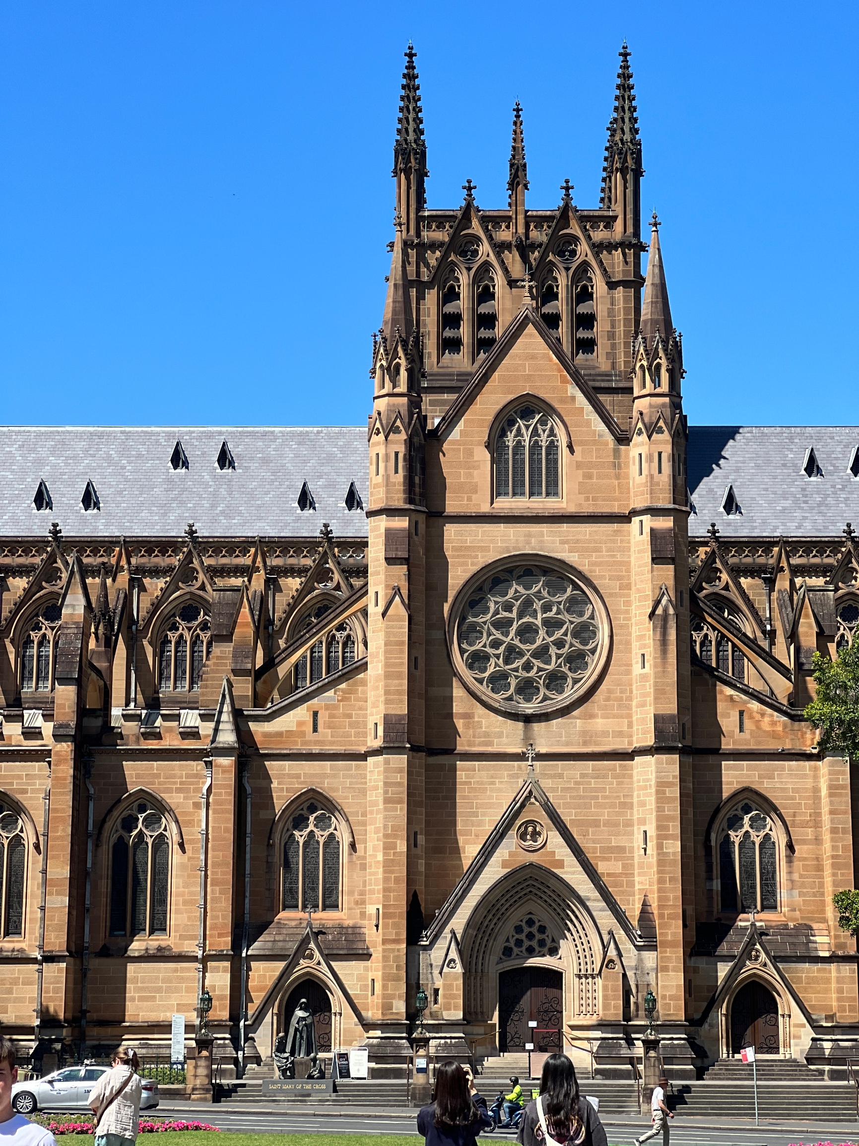 悉尼圣母主教座堂是一座宏伟而壮丽的建筑，它庄严地矗立在城市中心。一踏入教堂，我立刻被其庄严和宁静所震