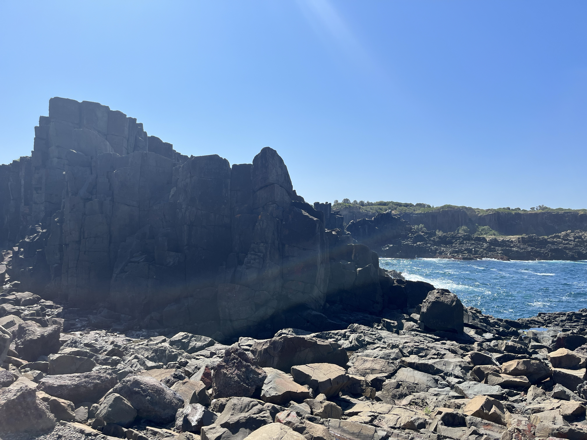 在悉尼开往墨尔本的路上，靠近卧龙岗，有冰岛同款岩石，配上澳洲的绝美海景。