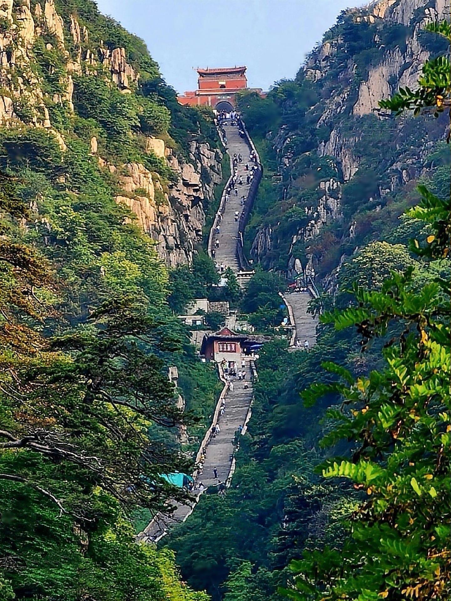 五岳，是中华传统文化中五大名山的总称，是古代民间山神崇敬、五行观念和帝王巡猎封禅相结合的产物。五岳分