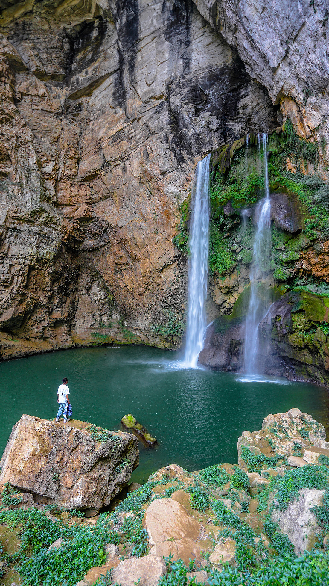贵州的羊皮洞瀑布，瀑布旁边的溶洞还可以探险