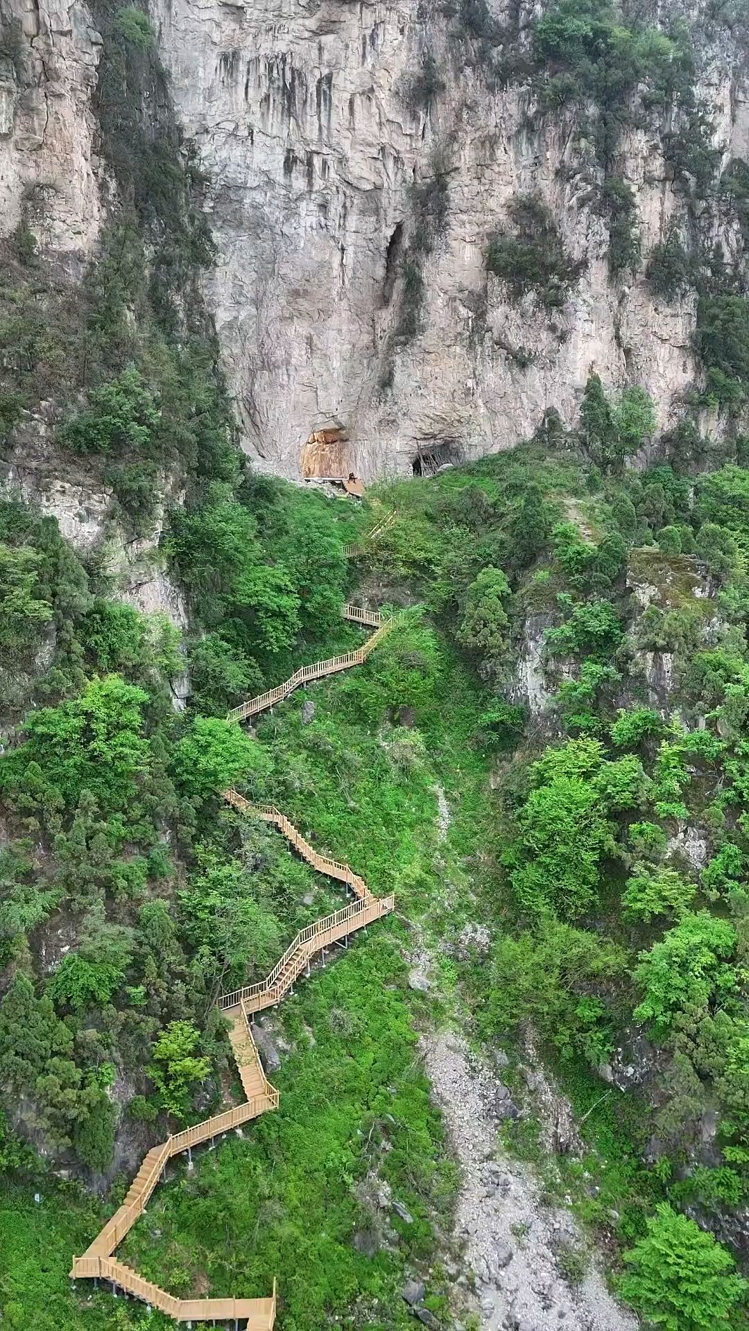 “远看窟窿大，近看大窟窿”。  为了便于大家近身观看窟窿山奇观，一洞垮两省的大窟窿，安装了木质栈道，