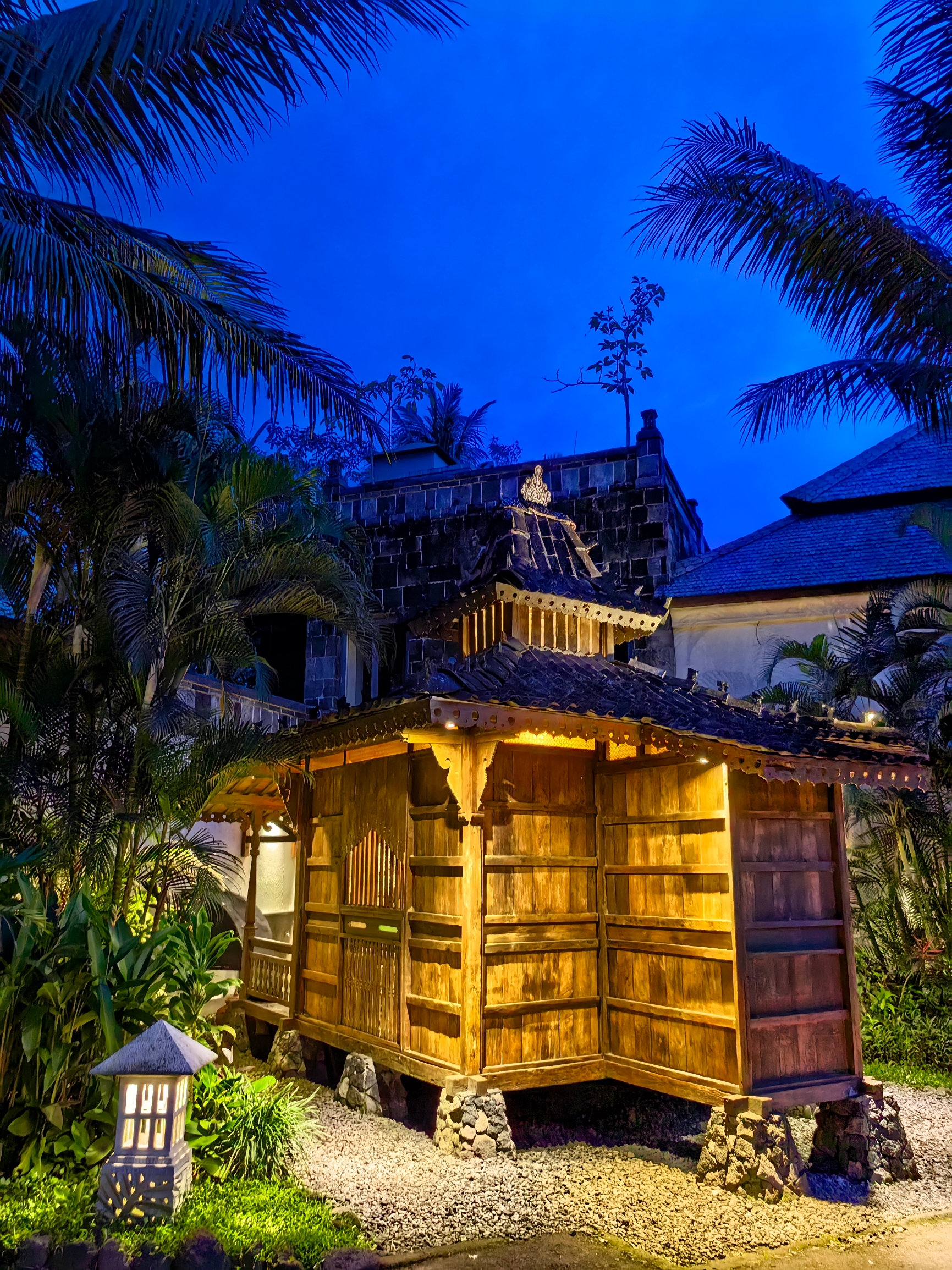 去参观婆罗浮屠时住在了Plataran Heritage，热带丛林中的既视感。酒店虽然老了点儿，但非