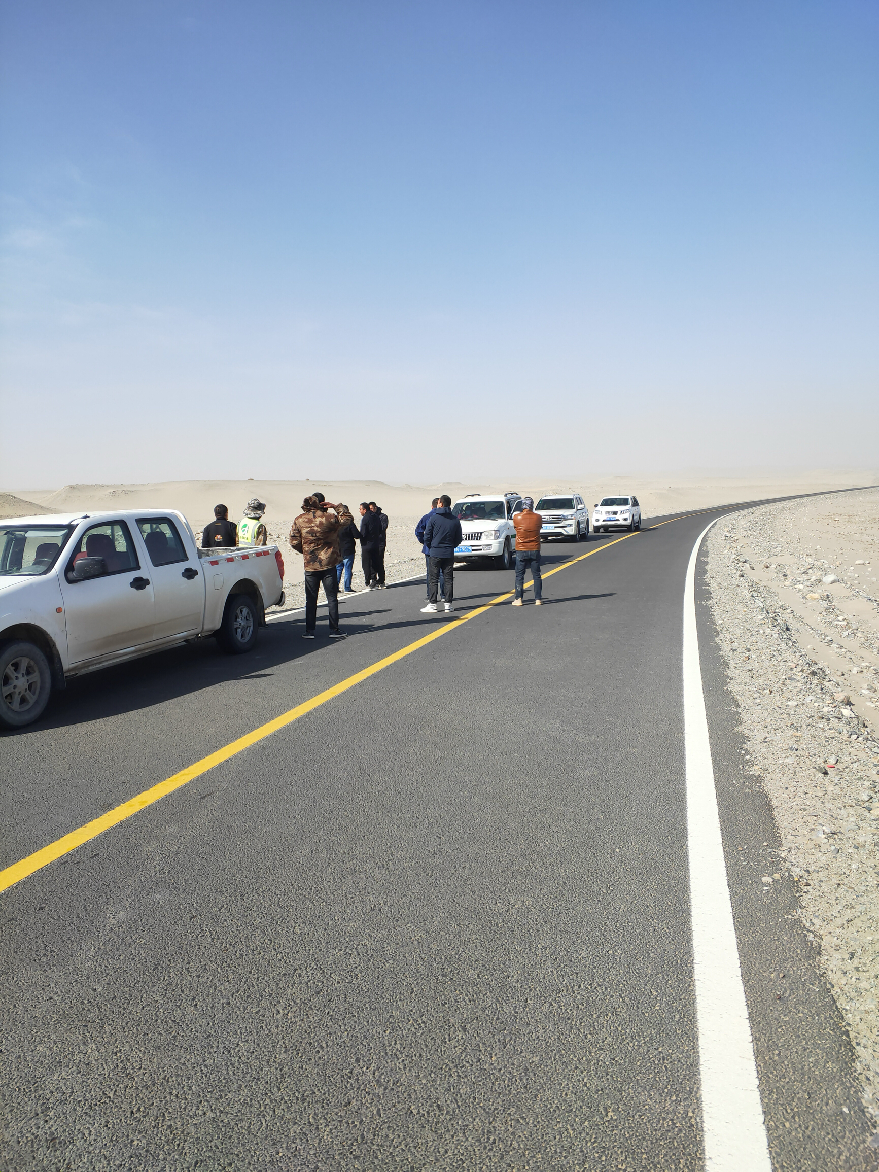 沙漠中修建的公路，尤干墩胡杨林场至江格勒萨依林业
基地